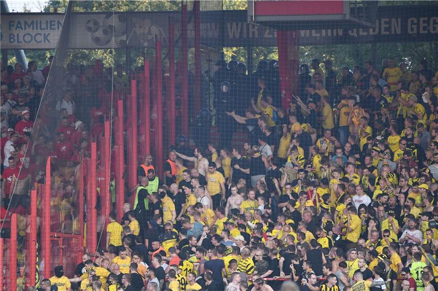 Polizei stürmt BVB-Block in Berlin - Fanhilfe spricht von „skandalösen Vorfällen“ Unschöne Szenen im Fanblock während des Bundesliga-Spiels zwischen Union Berlin und dem BVB.