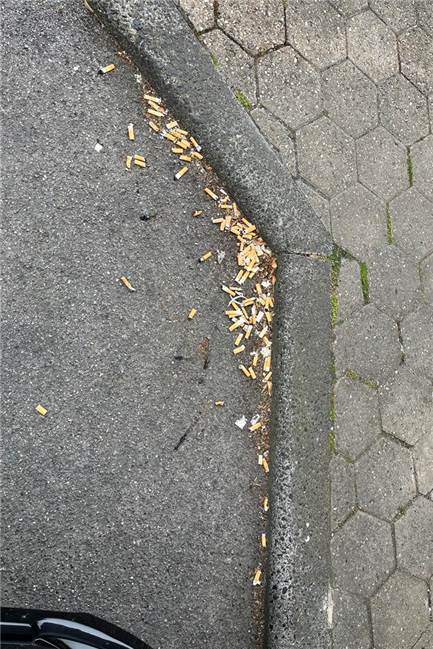 Kippen-Haufen vor Sparkassen-Center in Schwerte-Ost Ein Haufen Zigarettenstummel liegt in der Parkbucht vor der Sparkasse in Schwerte-Ost.