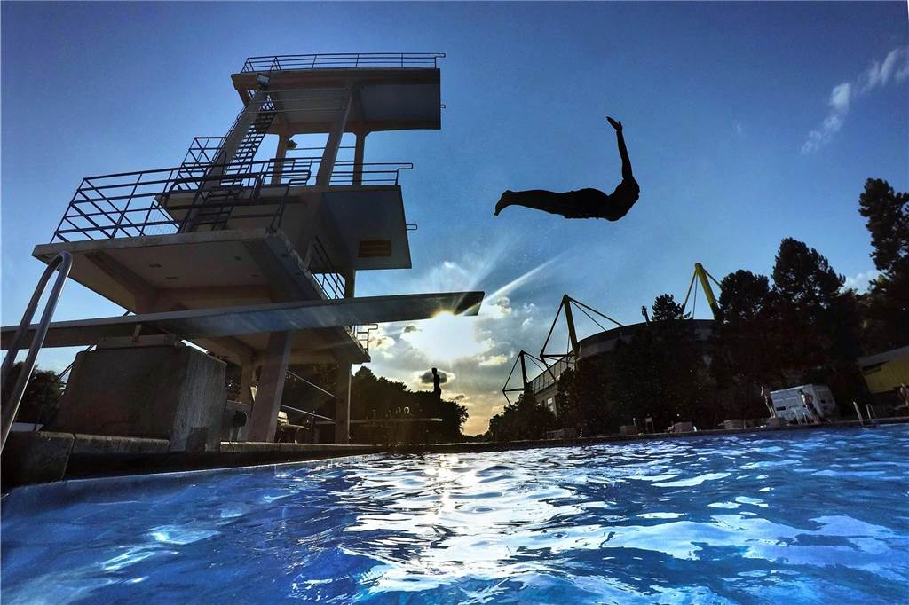 Steht die Sportwelt vor dem Aus? Stadt kündigt Vertrag mit Badbetreiber Unser Archivbild zeigt eine Szene aus dem Freibad Volkspark.
