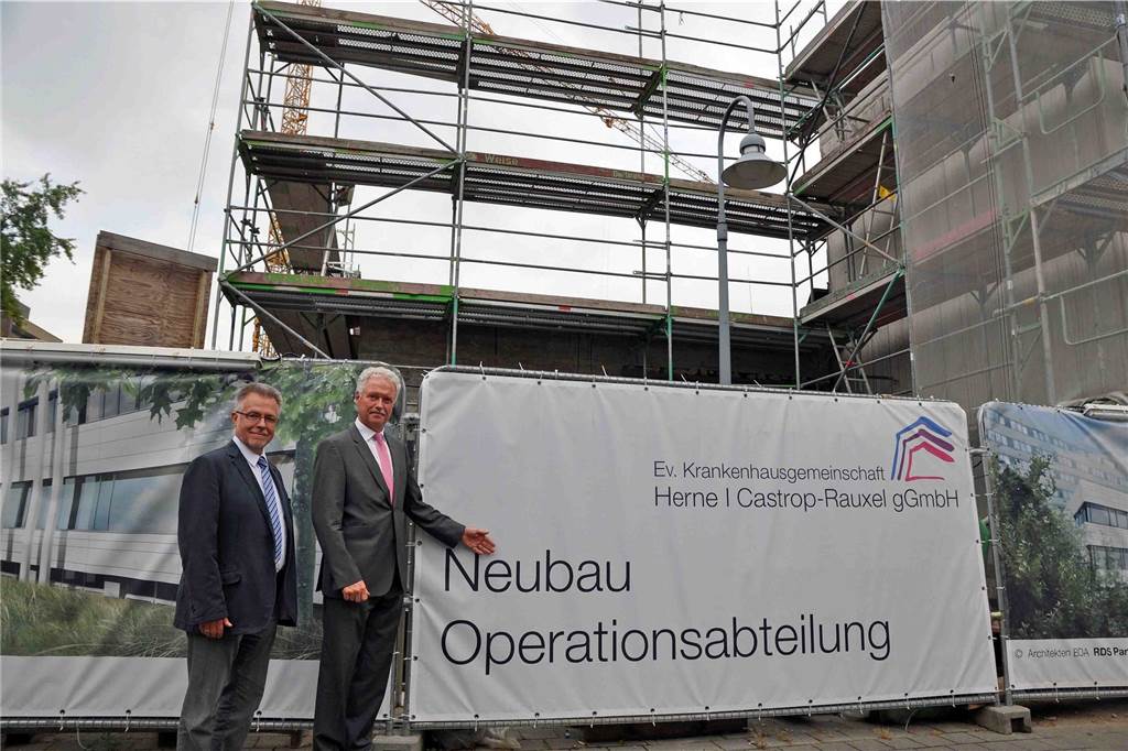 EvK-Geschäftsführer Heinz-Werner Bitter geht in den Ruhestand Unser Archivfoto aus dem Sommer 2016 zeigt den damaligen Verwaltungschef Winfried Diekmann (l.) und Heinz-Werner Bitter vor einer Baustelle am EvK Castrop-Rauxel.