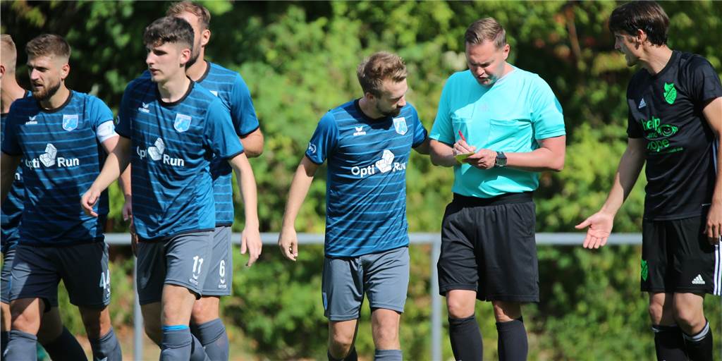 Acht Spiele, über 100 Fotos: Impressionen vom 4. Spieltag zum Durchklicken Unser Fotograf fing ein, wie der Schiedsrichter der Westfalenliga-Partie zwischen Wacker Obercastrop und BSV Schüren den Schützen zum 1:0, Kevin Holz, nach seinem Namen fragte.