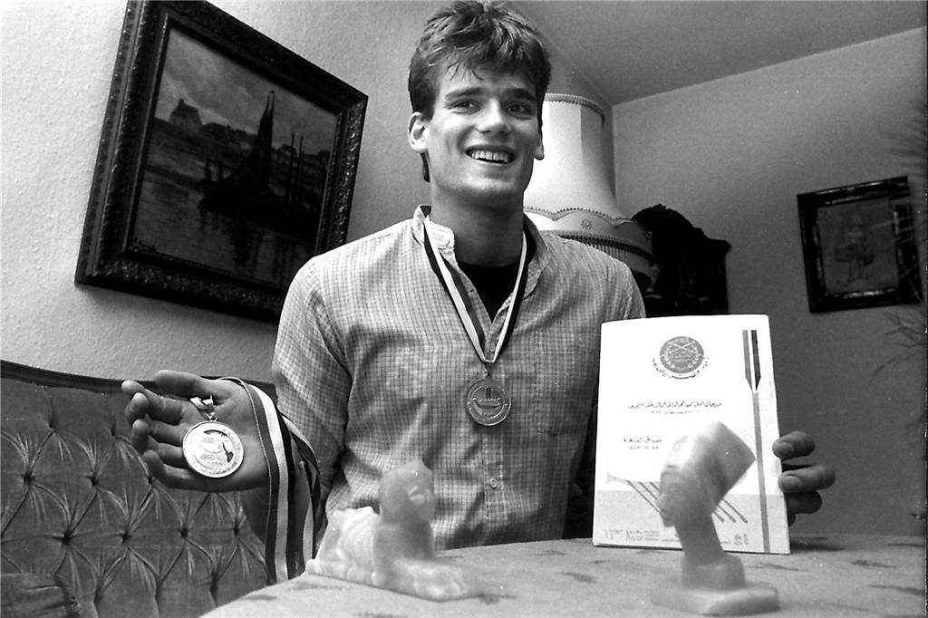 Jahresrückblick: RV Rauxel vergaß Olympiasieger in Jubiläumsfestschrift Unser Fotograf Helmut Orwat besuchte Eckhard Schultz nach dessen Olympiasieg daheim und lichtete seine Medaillen ab.