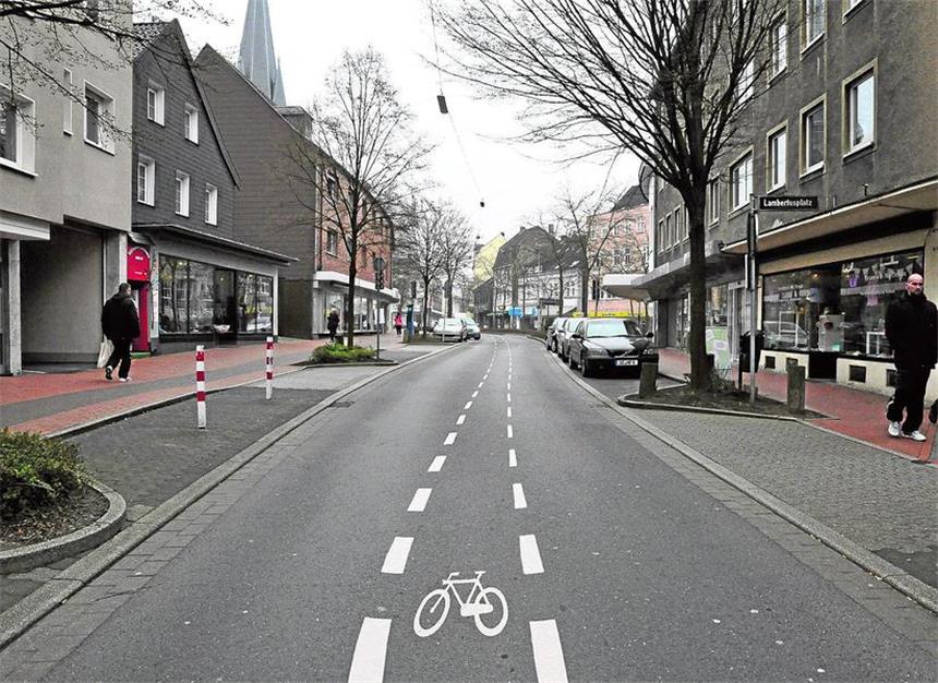 Linke: Stadt soll ins Projekt "mittige Fahrradspur" Unser Fotomontage zeigt ein Teilstück des Biesenkamps nach den Vorstellungen des Arbeitskreises Bürgerfreundliche Altstadt. Danach soll der Fahrradschutzstreifen mittig angelegt werden, so dass ein Überholen von Radfahrern unmöglich ist.
