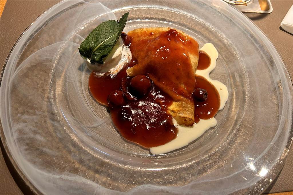 Steakhouse überzeugt mit saftigem Fleisch und gemütlichen Ambiente Unser Highlight des Menüs: Palatschinken mit Vanilleeis und Kirschen.