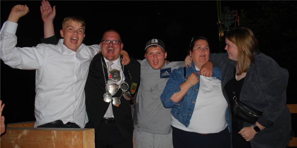 Viele Bilder und Video: Hendrik Wolbeck ist neuer Kaiser von Nienborg "Unser Papa ist der neue Kaiser", die Kinder vom neuen Kaiser und Kaiserin Heike freuen sich mit Hendrik Wolbeck.
