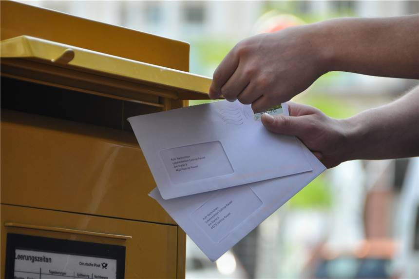 25 Jahre nach der Änderung - Kommt ein Brief mit der alten Postleitzahl dennoch an? Unser Praktikant Torben Kassler warf die beiden Briefe, die mit der alten und der neuen Postleitzahl adressiert worden sind, in einen Briefkasten.