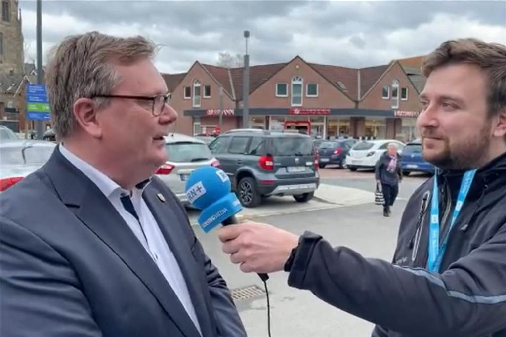 Eröffnung Hit-Markt: Riesen-Andrang, 100 Parkplätze reichen nicht aus Unser Reporter Philipp Thießen befragt Bürgermeister Thomas Stohldreier zum neuen HIT-Markt in Ascheberg.