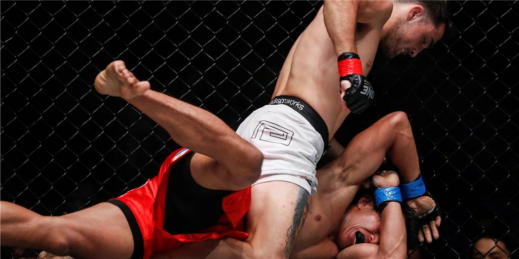 Unser Symbolbild zeigt einen professionellen MMA (Mixed Martial Arts)-Kampf. Keiner der beiden Abgebildeten ist der Kämpfer, der beschuldigt wird, aus dem rechten Umfeld zu kommen.