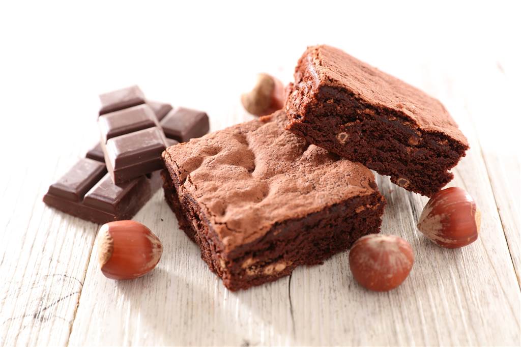 brownies, schokolade und haselnüsse
