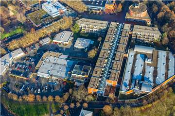 Unsere aktuelle Luftaufnahme zeigt die Immobilien am Wulfener Markt: Rechts unten im Bild das ehemalige Globus-Center an der Marktallee, in der Mitte in T-Form Ladenpassage und Wohnungen, die zwangsversteigert werden sollten. Linkerhand das PEP-Zentrum der Tempelmann-Gruppe.