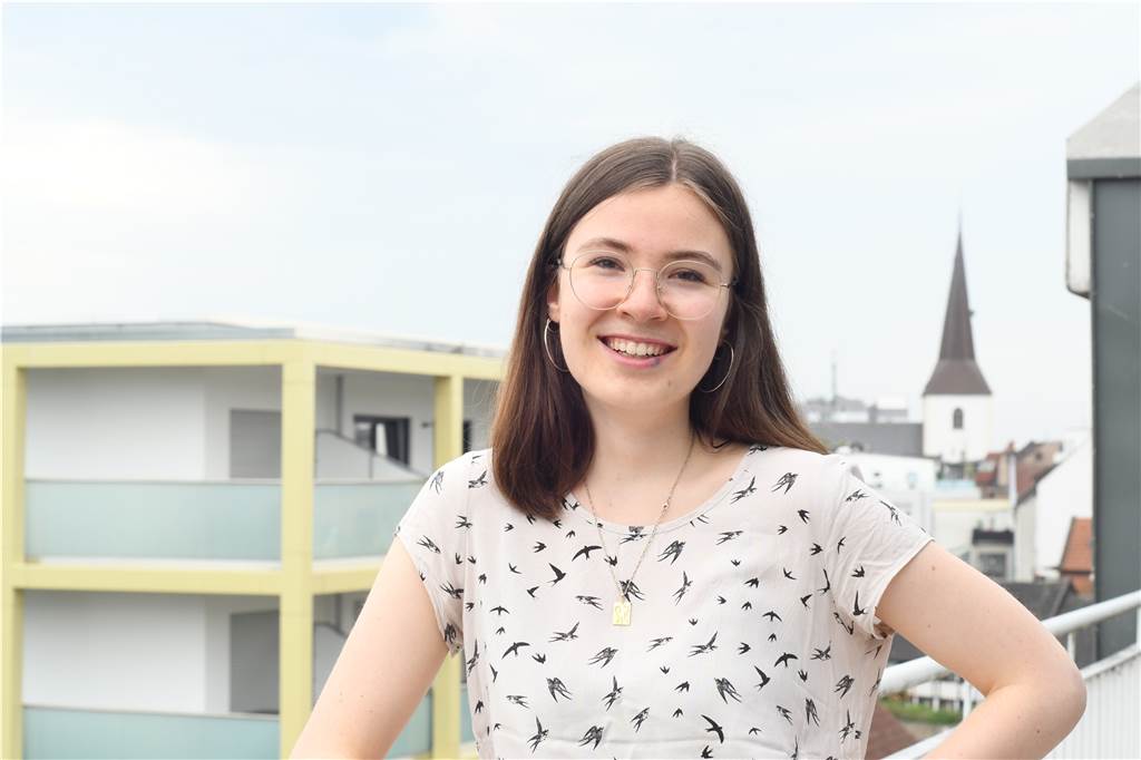 Ein EM-Outfit für unter 20 Euro in Lünen shoppen: Geht das? Unsere Autorin, Ines Meyer, vor dem großen EM-Umstyling.