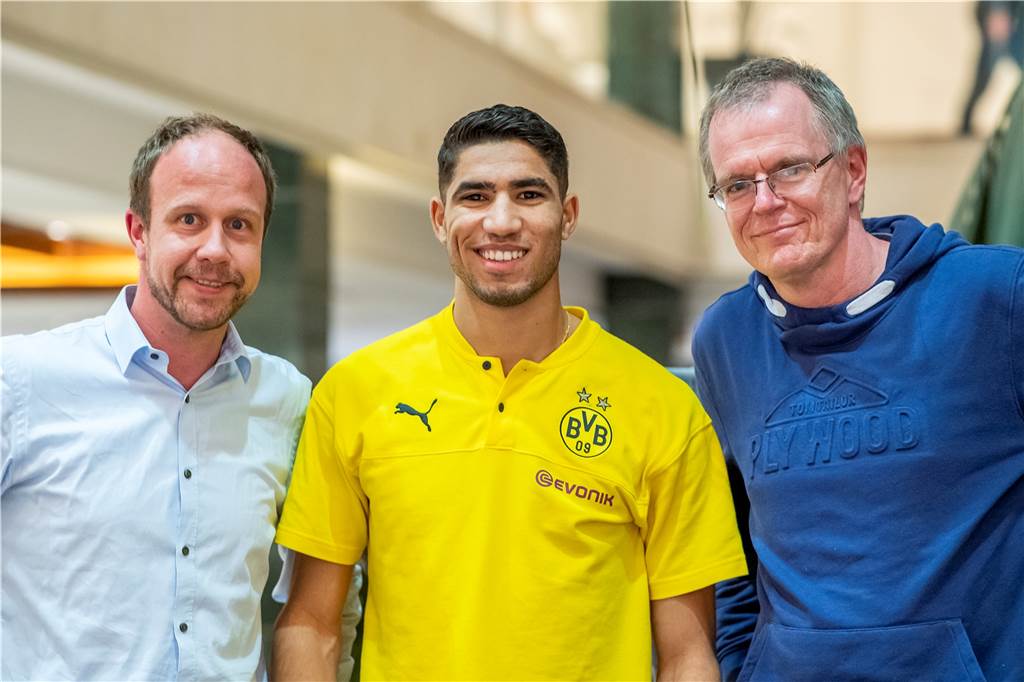 BVB-Senkrechtstarter Achraf Hakimi: Ich bin meinen Mitspielern dankbar Unsere BVB-Reporter Jürgen Koers (l.) und Dirk Krampe (r.) haben Achraf Hakimi im Trainingslager in Marbella zum exklusiven Interview getroffen.