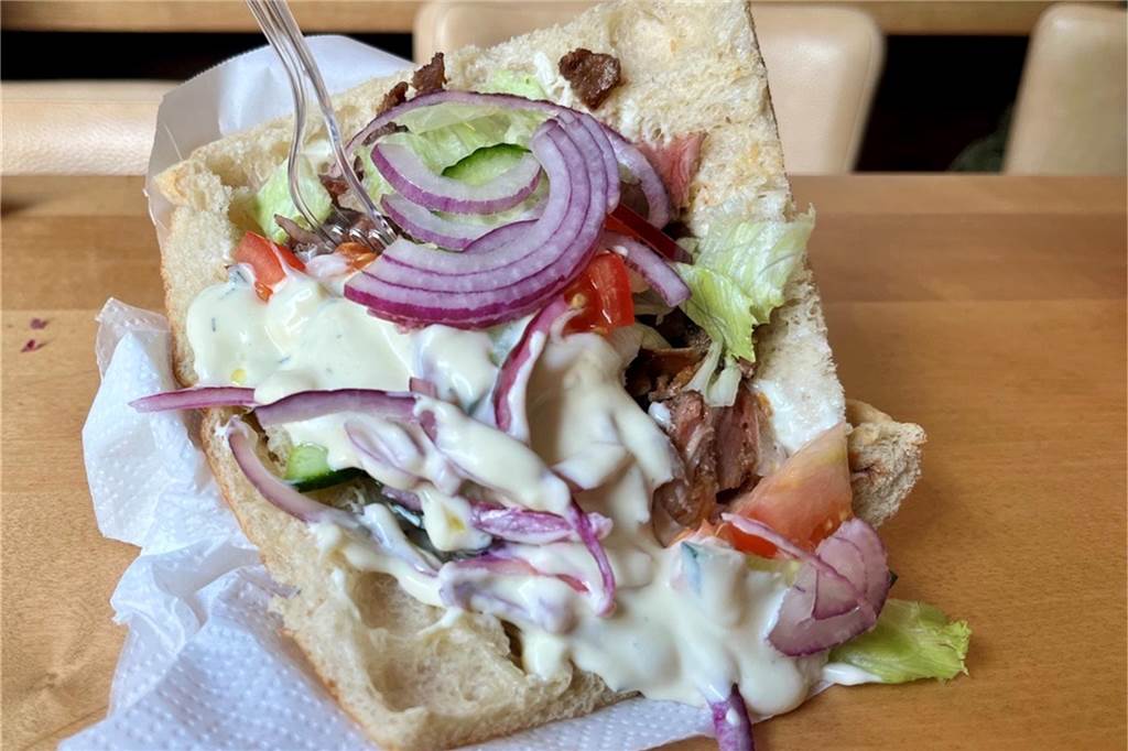 Steak-Döner von „Der Thüringer“ im Check: Edel-Imbiss zum Schnäppchenpreis? Montags gibt es den Steak-Döner beim Dortmunder „Thüringer“-Imbiss am Alten Markt für 7,90 Euro statt 8,90 Euro.