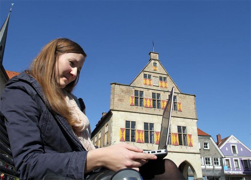 Gibt es bald WLAN auf dem Werner Marktplatz? Unsere Mitarbeiterin Ulrike Kusak testet auf dem Werner Marktplatz über Wireless Lan (WLAN) im Internet zu surfen.