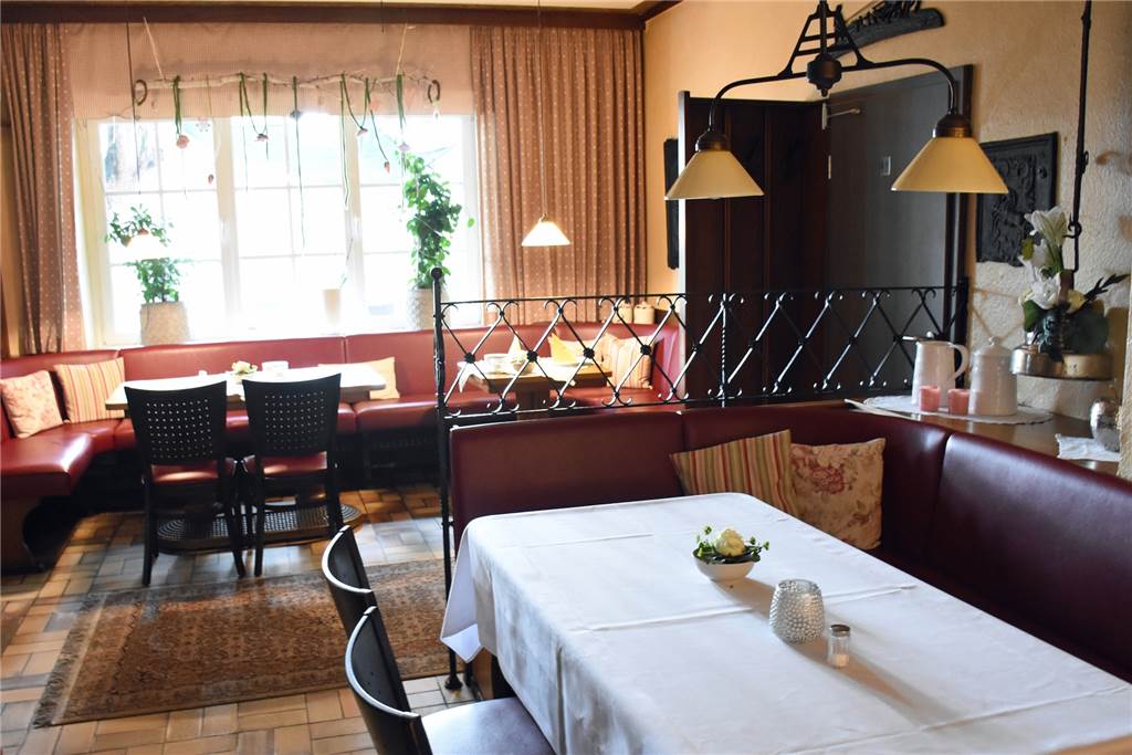 Perfekt für Familien: Gut-bürgerliche Küche und magenfüllende Portionen im Landgut Ritter Unsere Tester saßen im vorderen Teil des Restaurants. Hier ist das Ambiente sehr rustikal.