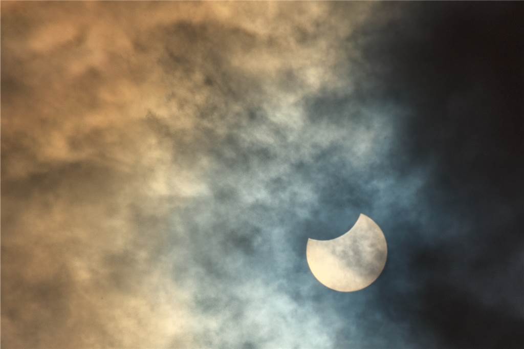 Mini-Spektakel am Mittag: Uwe Eschbach sieht Sonnenfinsternis von der Halde Unserem Leser Michael Trösken gelang diese Aufnahme von der Sonne um kurz nach 12 aus seinem Heim-Büro in Ickern-End.