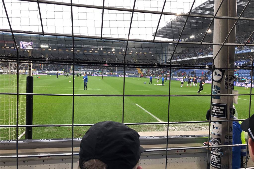 Mythos Arminia Bielefeld - und Amos Pieper mittendrin Unten in Block 3 ist man ganz nah dran, wenn ein Tor fällt.