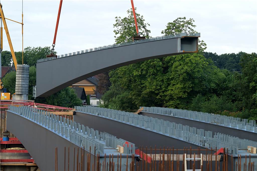 300 Tonnen Stahlträger für Lippebrücke zwischen Olfen und Ahsen Unten liegen die drei Stahlträger auf Olfener Seite, oben wird der erste auf Dattelner Seite in Position gebracht.