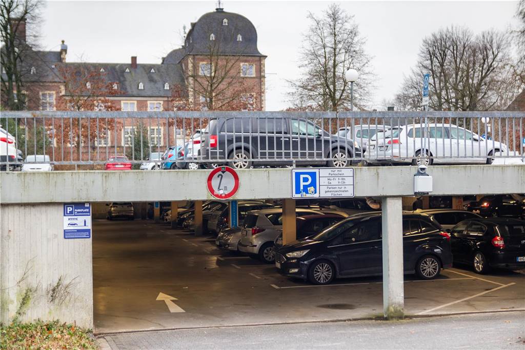 Städtische Tiefgaragen bald kostenlos, „Premium-Parkplätze“ deutlich teurer Parkdeck und Tiefgarage am Domhof