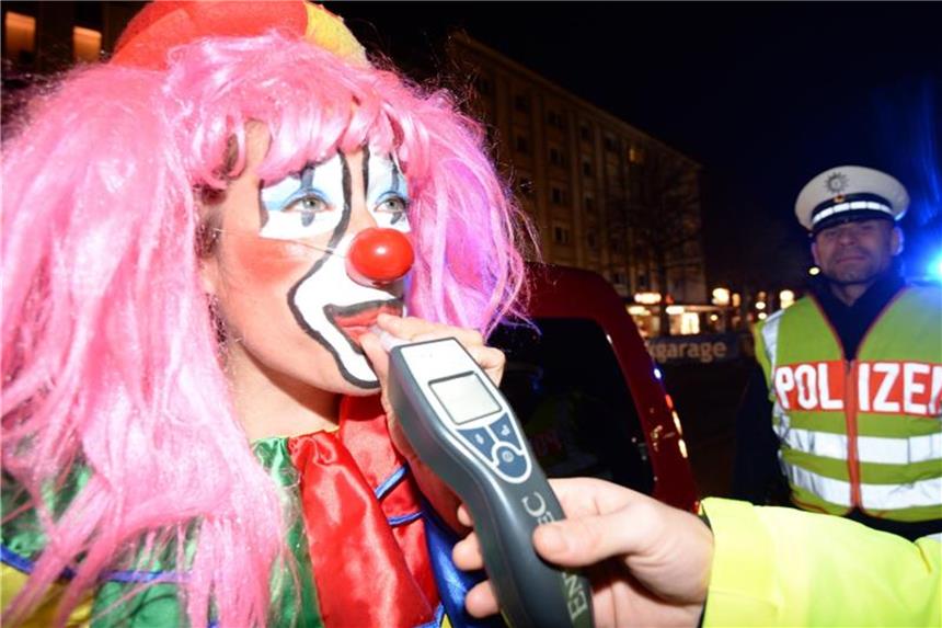 Welche Strafen betrunkenen Radlern drohen Unter Alkoholeinfluss sollte man besser auch das Fahrrad stehen lassen. Foto: Patrick Seeger/dpa