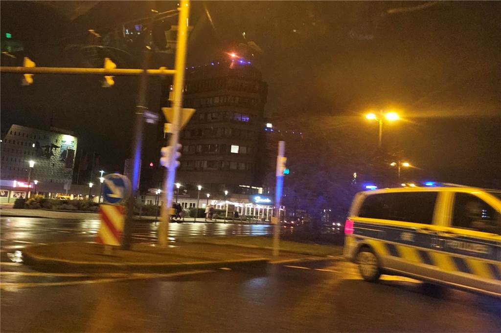 Großer Polizeieinsatz in der Dortmunder City: Mehrere Straßen und Teile des Walls gesperrt Unter anderem am Hiltropwall ist die Polizei zu sehen.