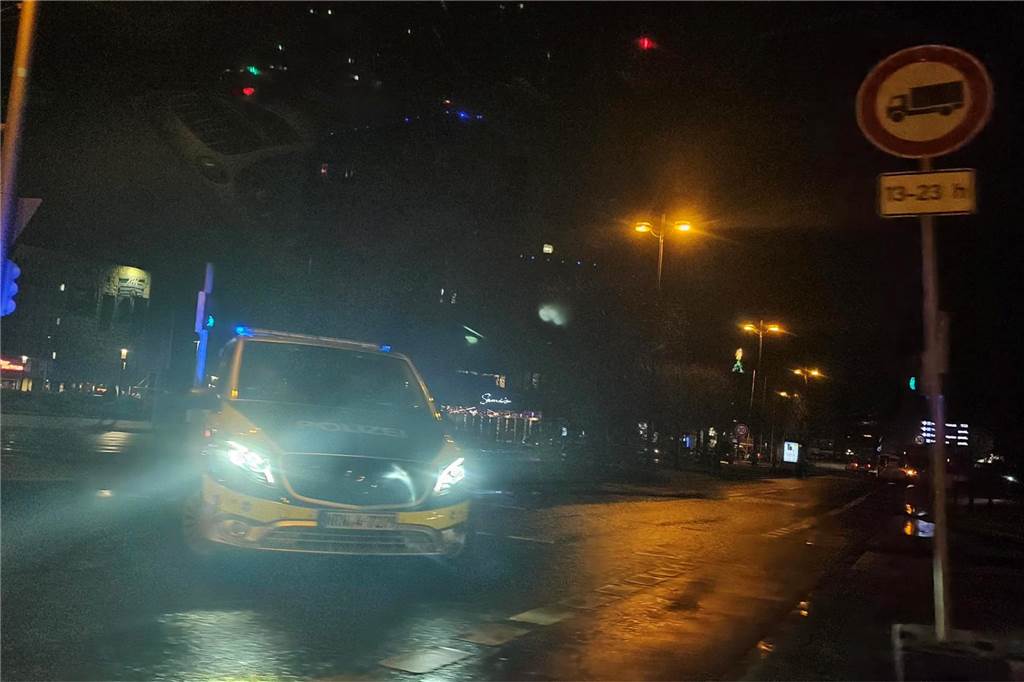 „Ich hätte es genauso gemacht“: Experte über Polizei-Kommunikation Unter anderem am Hiltropwall waren am 23.12. Einsatzwagen der Polizei zu sehen.