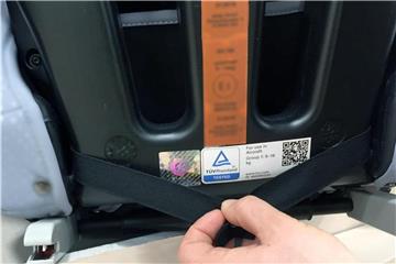 Unter anderem an dem Tüv-Label „For use in aircraft“ können Eltern erkennen, ob ihr Kindersitz fürs Flugzeug zugelassen ist. Foto: TÜV Rheinland