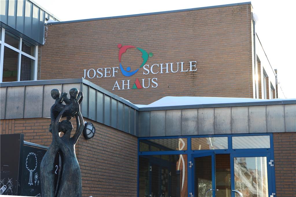 Elternvertreterin der Josefschule: „Sanierung geht seit Jahren nicht voran“" Seit Anfang 2019 wird an der Sanierung der Josefschule geplant. Im November und Dezember 2022 sollen neue Pläne in verschiedenen Ausschüssen diskutiert werden. Wenn es gut läuft, sollen noch 2023 die Bauarbeiten beginnen.