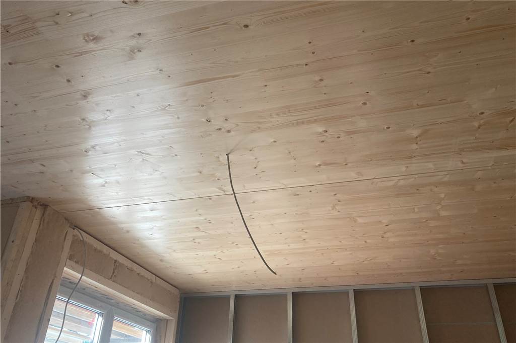 Mit Video: Steigende Rohstoffpreise machen sich auch bei großem Werner Wohnprojekt bemerkbar Unter anderem bei den Massivholzdecken gab es Lieferprobleme.