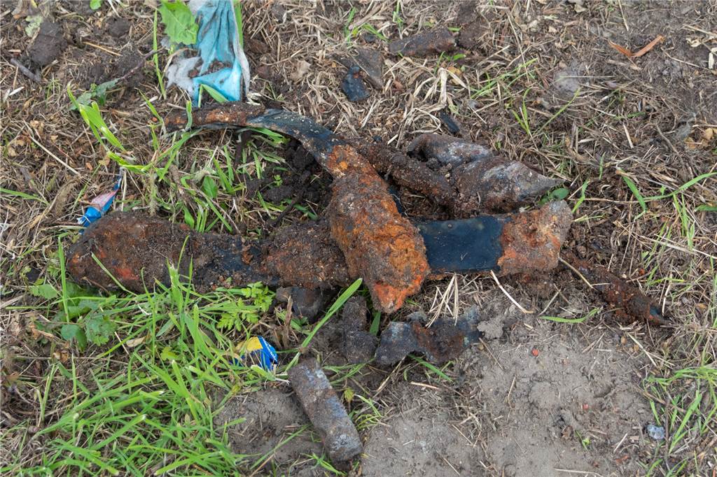 Mit Video: Kampfmittelräumer auf der Suche nach Bomben und Granaten Unter anderem diese Schrottteile hatten nach den Sondierungsbohrungen die Metalldetektoren anschlagen lassen.