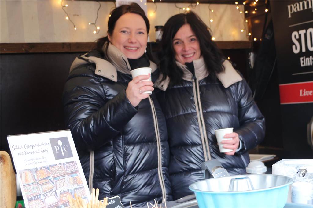 Unter anderem Gewürze und Öl gab es am Stand von Silke Dziuba (l.) und Marion Focke. Bei den Temperaturen am Freitagnachmittag und -abend war ein Becher Glühwein zwischendrin genau die richtige Aufwärmung.