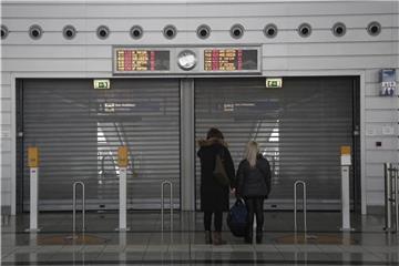 Unter anderem im öffentlichen Verkehr sowie in Schulen und Krankenhäusern soll es zu Streiks kommen. Foto: Yannis Kolesidis/Symbolbild