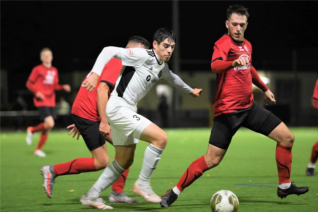 „Wir wurden oft ein wenig belächelt“ Marcel Klakus stellt einen Spieler im Zweikampf.
