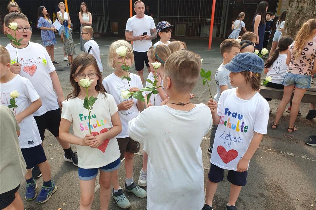 Wut an Mörike-Schule: „Kinder werden weinend in die Ferien entlassen“ Unter anderem mit Rosen verabschiedeten sich die Kinder von ihrer Klassenlehrerin.