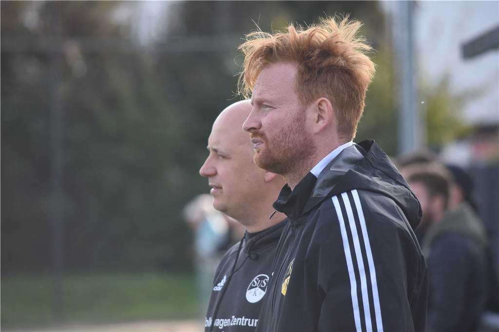 Trainerwechsel: SuS Kaiserau und Jörg Lange trennen sich – Ex-Lüner wird Interimstrainer Unter anderem Philipp Bremer - hier vorne an der Seite von Jörg Lange - trainiert ab sofort den SuS Kaiserau.