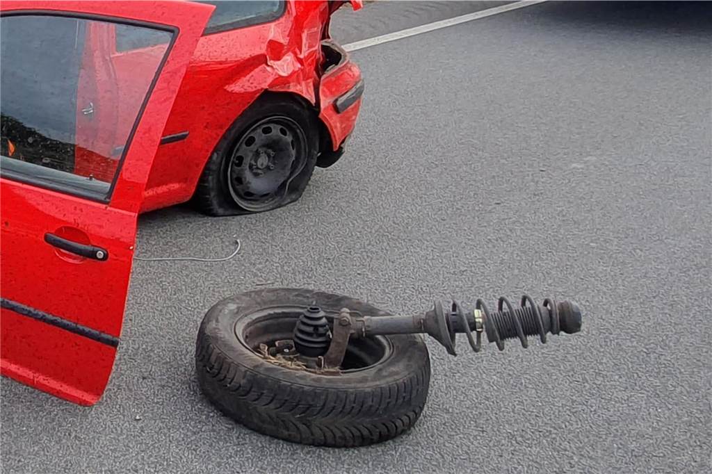 Unfall auf der A 52: Auto kracht auf der Autobahn in die Leitplanken Unter anderem riss auch der linke Vorderreifen samt Aufhängung ab.