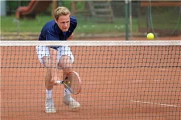 Unter anderem Tennis darf ab Montag in NRW wieder unter freiem Himmel gespielt werden. 