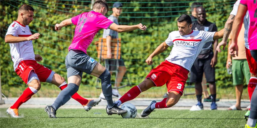 Video-Highlights vom ersten Spieltag: Tor-Shows, Last-Minute-Ausgleich und Schlägerei Ein Spieler von Türkspor Dortmund grätscht gegen Wacker Obercastrop.