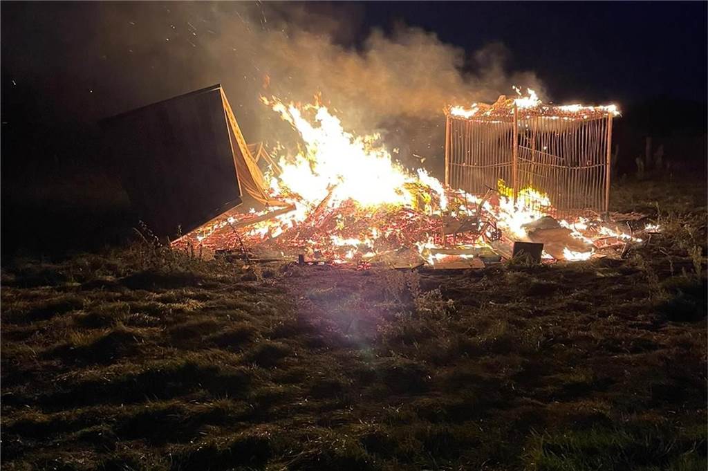 Erler Feuerwehr rückt zu Brand an Straße Werlo aus Unter anderem war eine abgerissene Gartenhütte in Brand geraten.