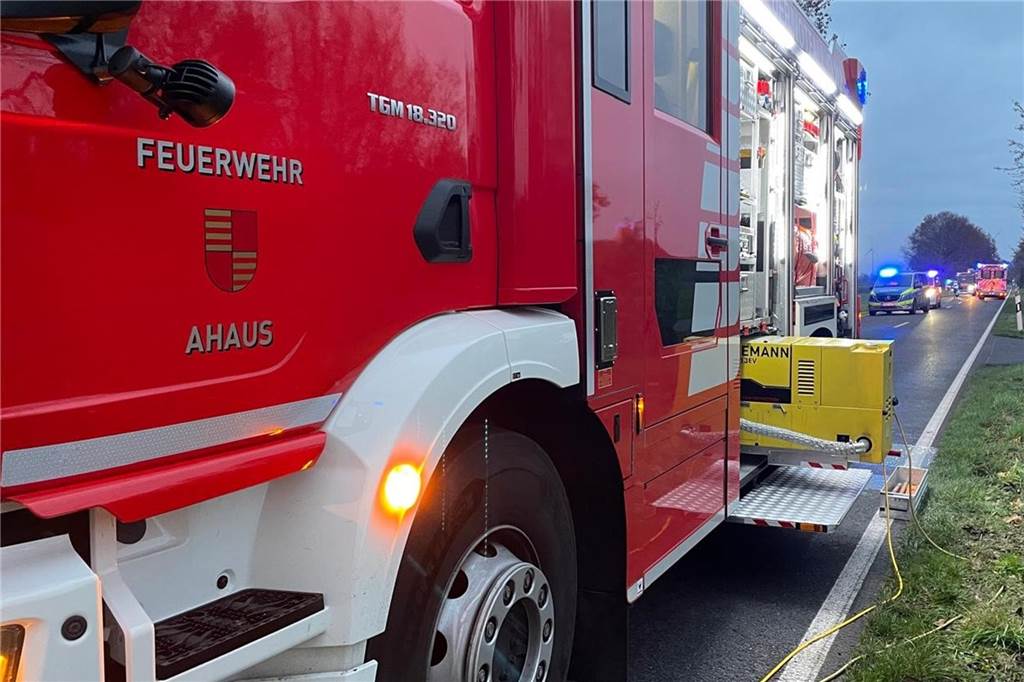 Schwerer Unfall auf dem Düwing Dyk: Auto landet im Straßengraben Ein Einsatzfahrzeug der Feuerwehr steht nach dem Unfall auf der Straße Düwing Dyk in Ahaus.