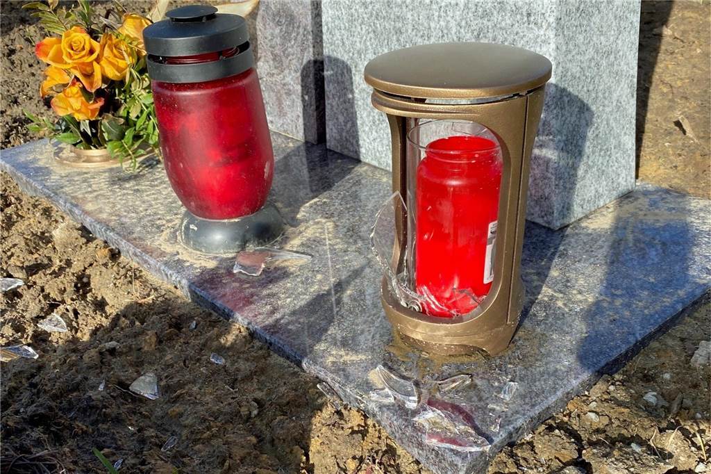 Vandalismus: Zerstörtes Grab seiner Frau trifft Heinrich Schulte tief Unter anderem zerstörten die Unbekannten die Grableuchte: Splitter lagen überall.