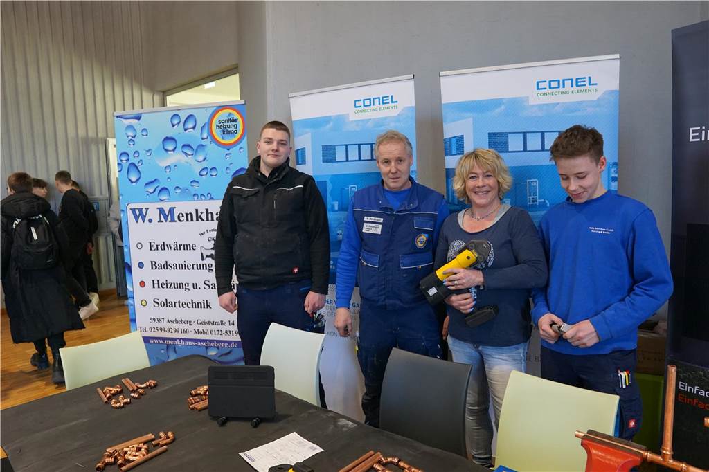 Praktikumsmesse in Profilschule bringt Schüler und Betriebe zusammen Azubi Leon Gövert, Firmenchef Wilhelm Menkhaus und Ehefrau Simone sowie Sohn Jens stehen an ihrem Stand.