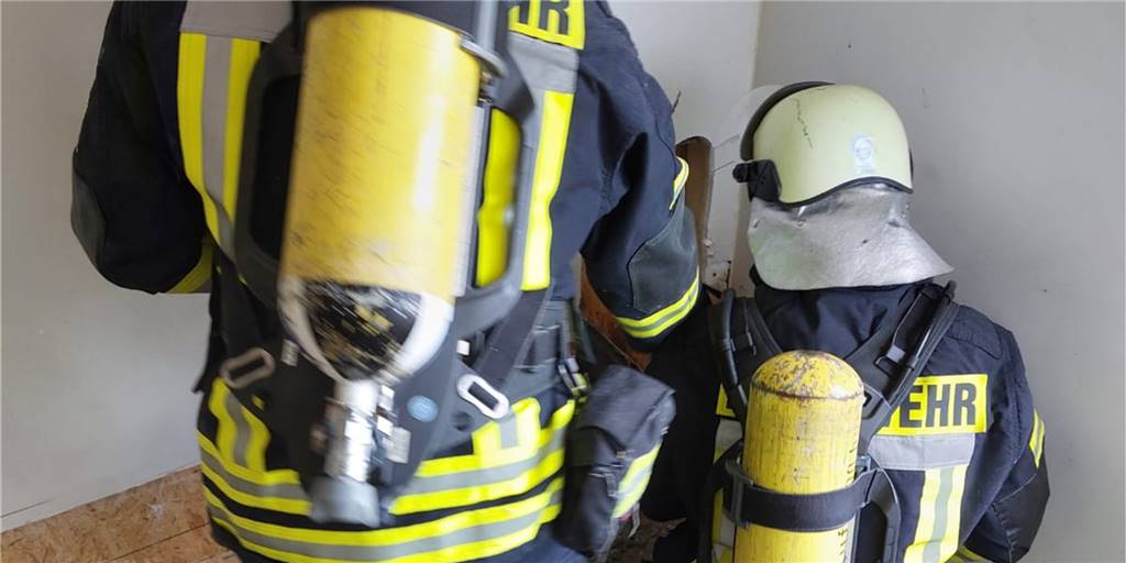 Brand in Geflüchtetenunterkunft Davensberg - Anwohner verhindert Schlimmeres Unter Atemschutz drangen die Feuerwehrkräfte in das Gebäude vor.