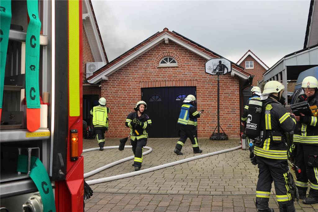 Unter Atemschutz gingen die Einsatzkräfte von der Rückseite der Garage vor.