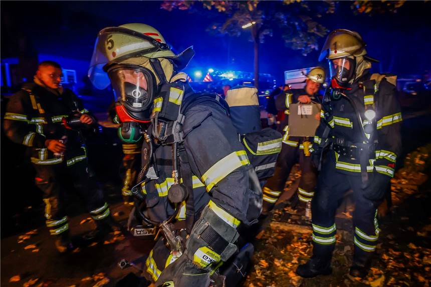 Gasalarm in der Dortmunder Innenstadt: Mehrfamilienhaus evakuiert Unter Atemschutz gingen Feuerwehrleute in das Mehrfamilienhaus, um die Bewohner herauszuholen.