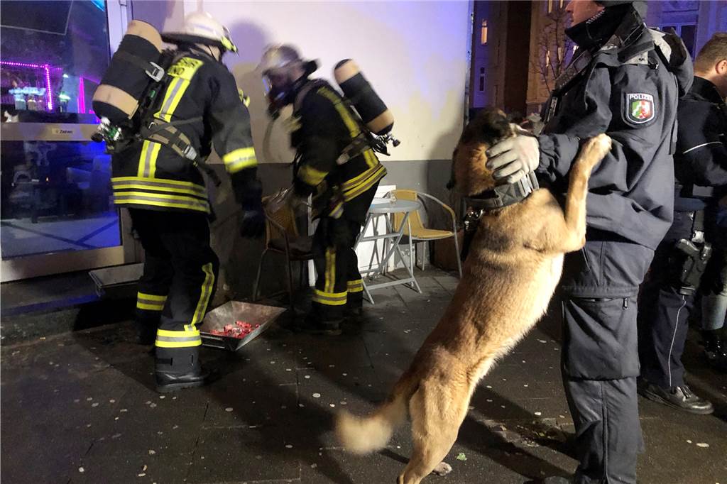 Shisha-Bars schaufeln jede Menge Kohle in der Parallelgesellschaft Unter Atemschutz haben Feuerwehrmänner die Kohlenmonoxiswerte in einer Bar am Nordmarkt untersucht, bevor das Erdgeschoss mit einem Hochleistungslüfter durchgepustet wurde. Anschließend durchsuchte ein Rauschgiftspürhund der Polizei diese Bar.