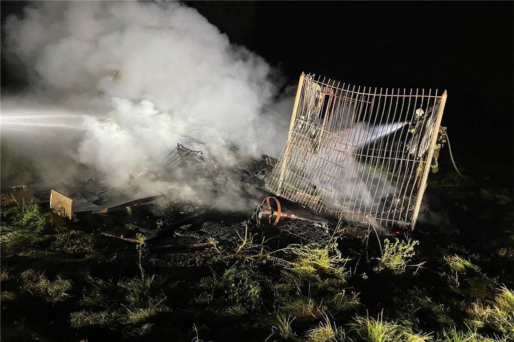 Erler Feuerwehr rückt zu Brand an Straße Werlo aus Unter Atemschutz löschten die Einsatzkräfte das Feuer.