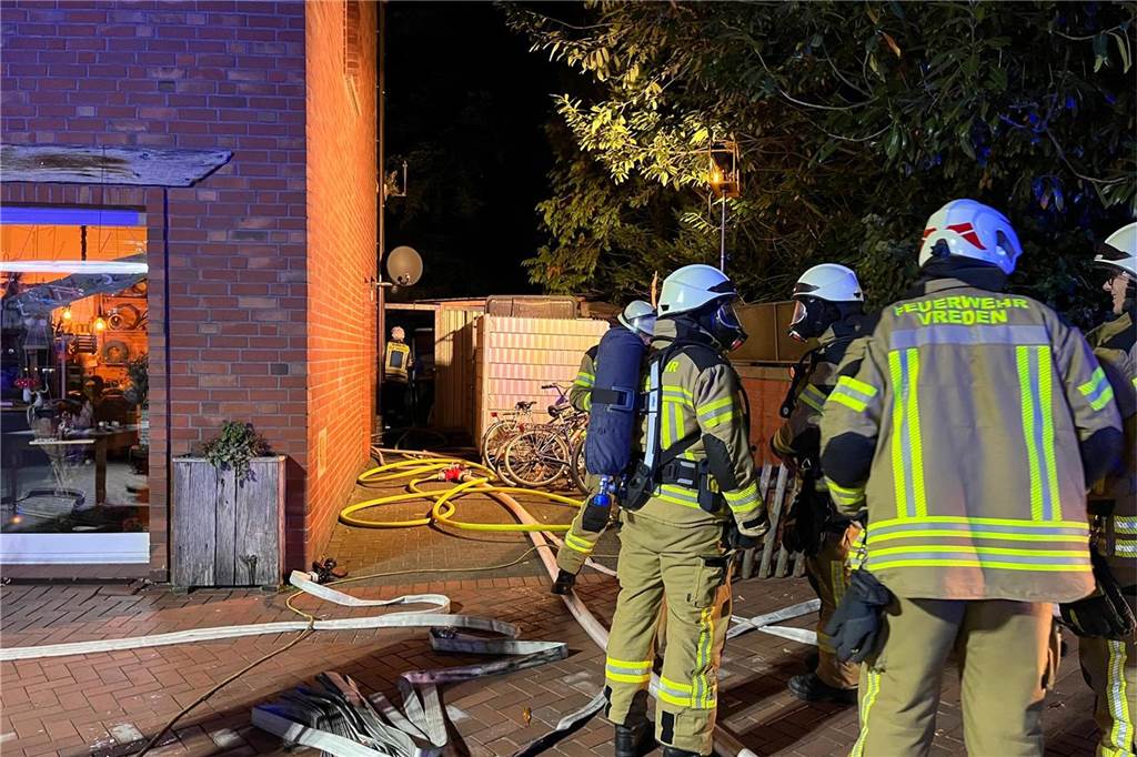 Feuer am Klühnmarkt in Vreden: 400.000 Euro Sachschaden, Restaurant betroffen Unter Atemschutz musste ein Teil der Feuerwehrleute agieren. Der Schuppen, der brannte, liegt hinter dem Haus. Das Ladenlokal der St.-Felicitas-Schule (links im Bild), das zur Twicklerstraße hin liegt, schien keinen großen Schaden davongetragen zu haben.