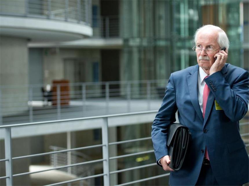 Justizminister trennt sich von Generalbundesanwalt Range Unter Beschuss: Generalbundesanwalt Harald Range steht seit dem Ermittlungsverfahren wegen Landesverrats gegen das Blog Netzpolitik.org in der Kritik. Foto: Bernd von Jutrczenka
