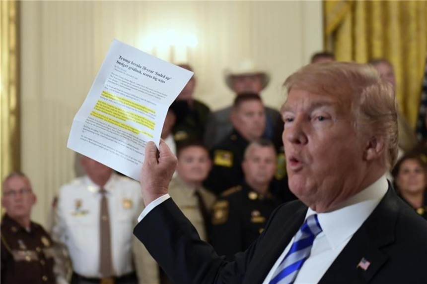 Donald Trump und der orchestrierte Widerstand Unter Beschuss von allen Seiten: Donald Trump antwortet im East Room des Weißen Hauses auf die Frage eines Reporters. Foto: Susan Walsh/AP
